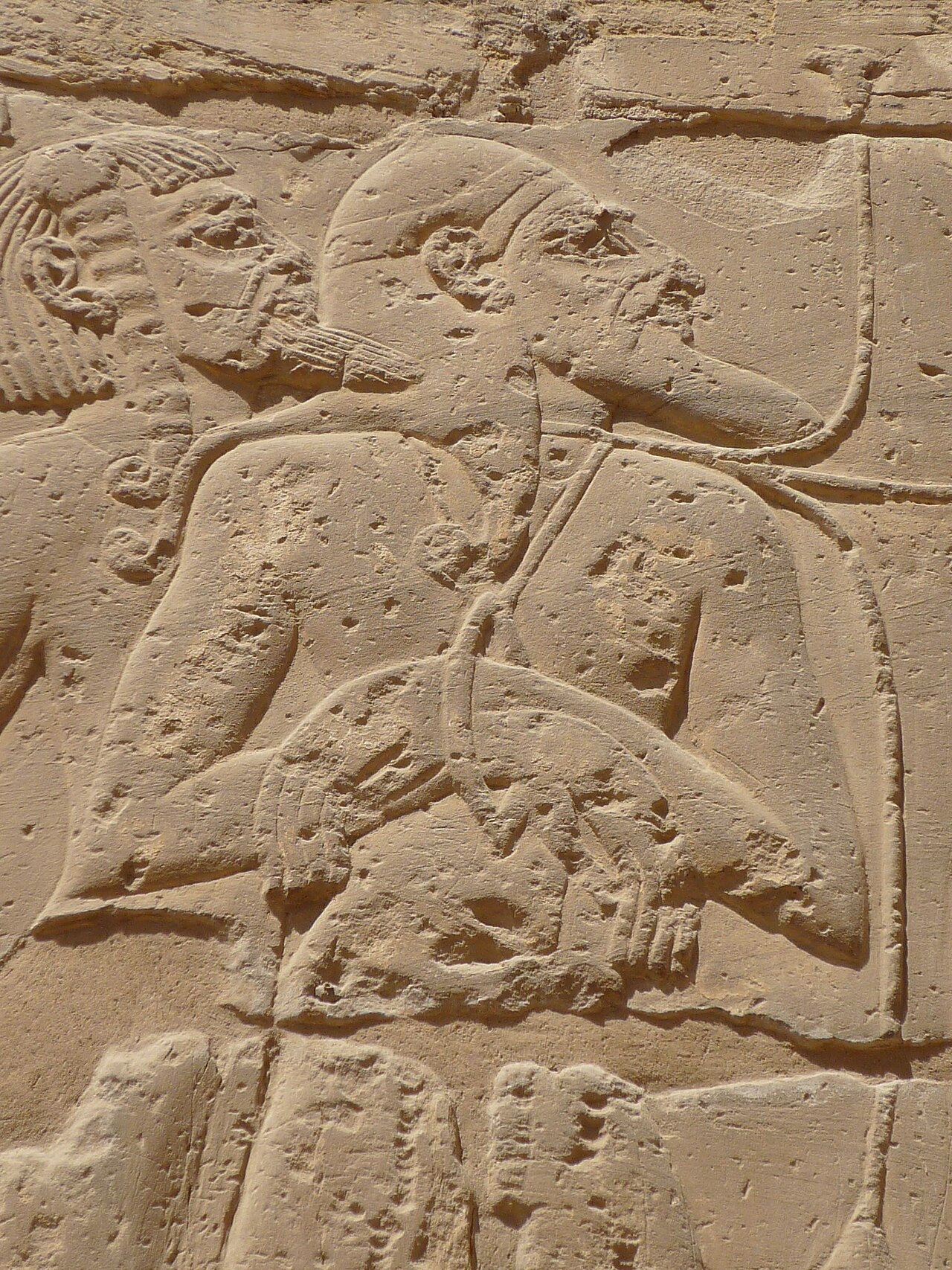 Relevo de Medinet Habu com prisioneiros dos Povos do Mar