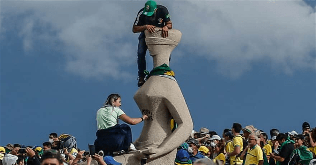 Débora Rodrigues dos Santos, a 'Débora do batom', condenada a 14 anos pela pichação no 8 de janeiro.