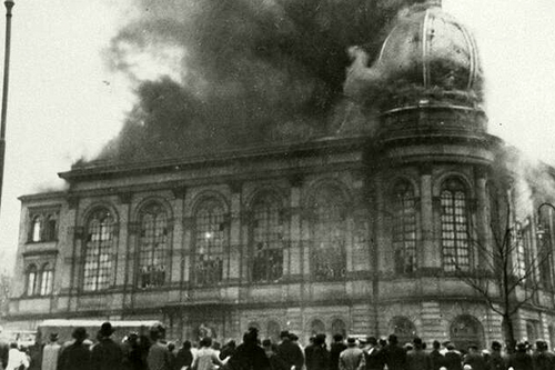 Sinagoga em chamas durante a Noite dos Cristais, novembro de 1938.