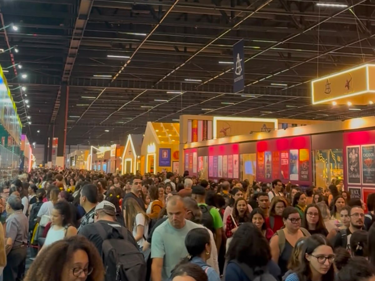 Corredor da Bienal do Livro de São Paulo tomado por uma multidão — capa da reportagem sobre por que feira cheia não é sinônimo de país lendo mais.