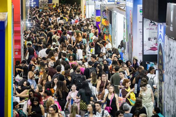 Multidão espremida em um corredor de estandes na Bienal do Livro do Rio de Janeiro em 2023.