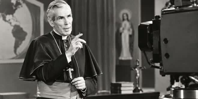 Retrato do arcebispo Fulton Sheen em suas vestes de bispo — capa do perfil sobre a sua santidade.