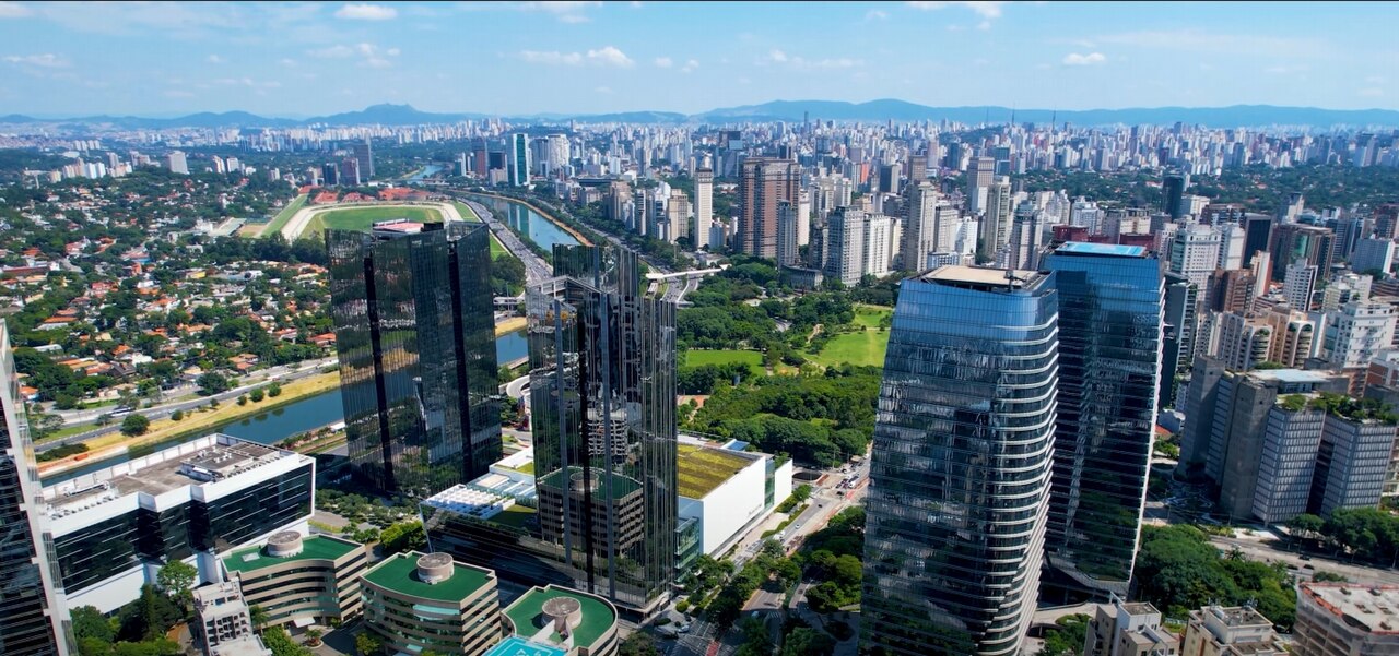 Vista da cidade de São Paulo ao longo da marginal Pinheiros