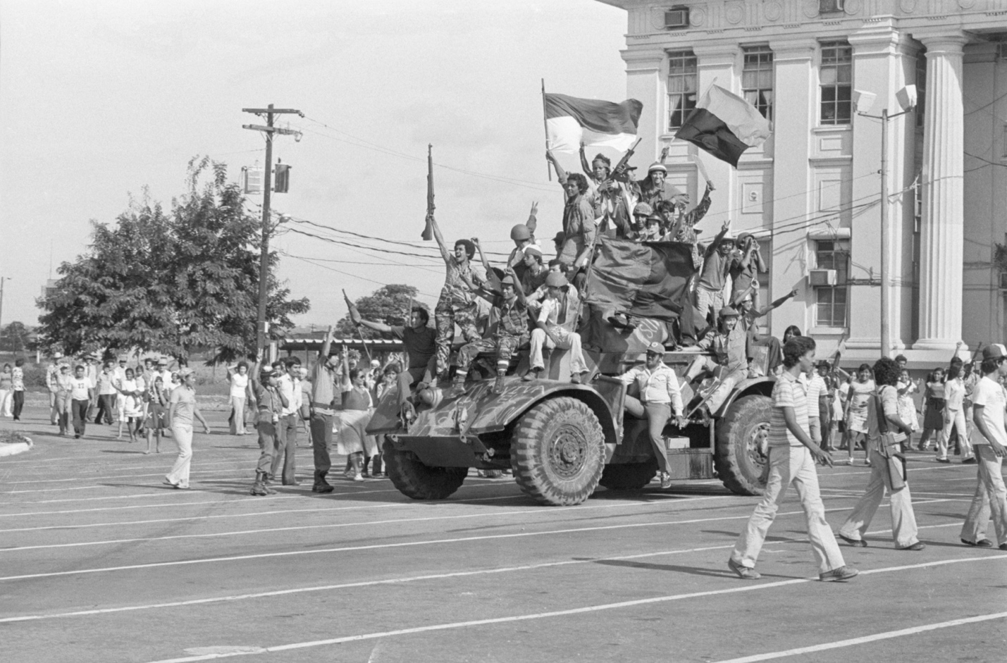 Forças rebeldes sandinistas comemoram a vitória após a queda do general Somoza em 1979