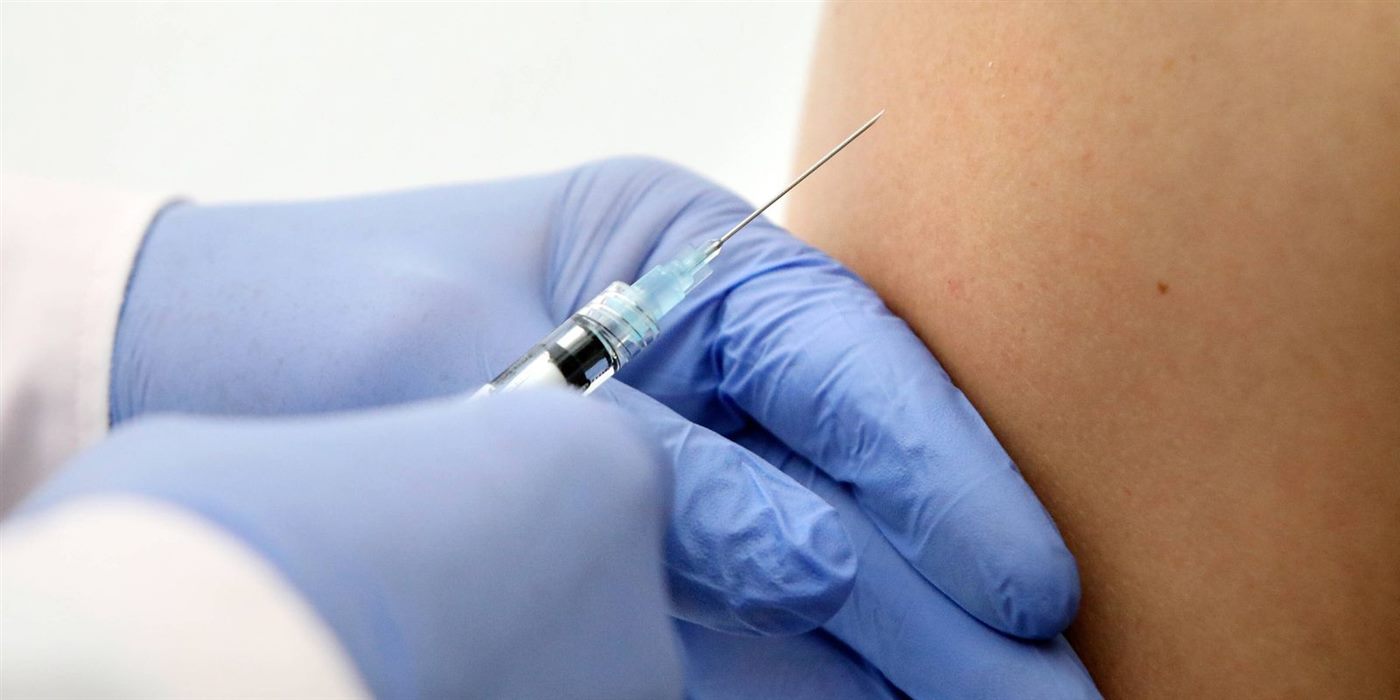 Aplicação de vacina no braço de um paciente