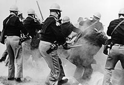Policiais do Alabama avançam com cassetetes sobre manifestantes pacíficos na ponte de Selma, em 1965.