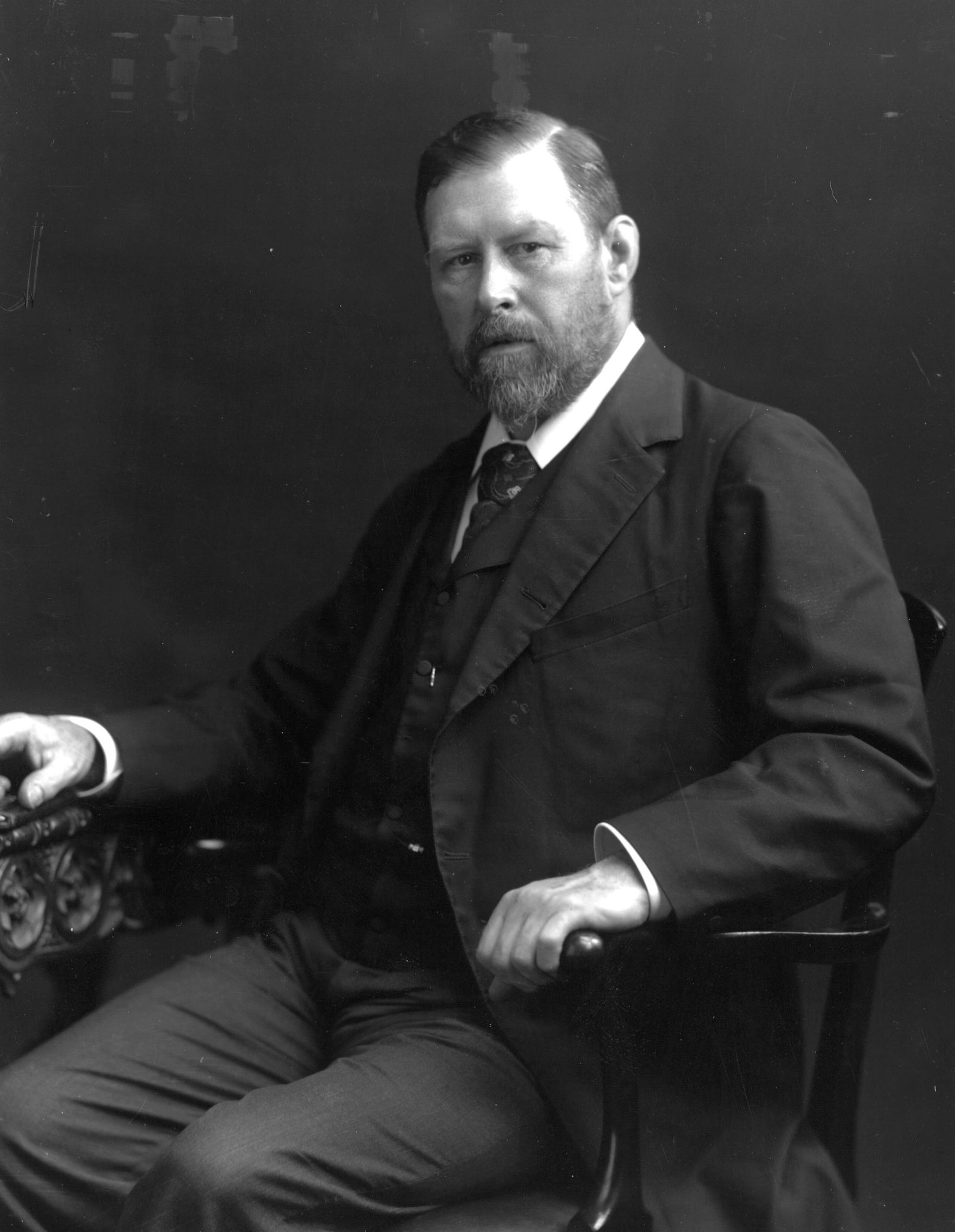 Retrato fotográfico de Bram Stoker, autor de Drácula, por volta de 1906.