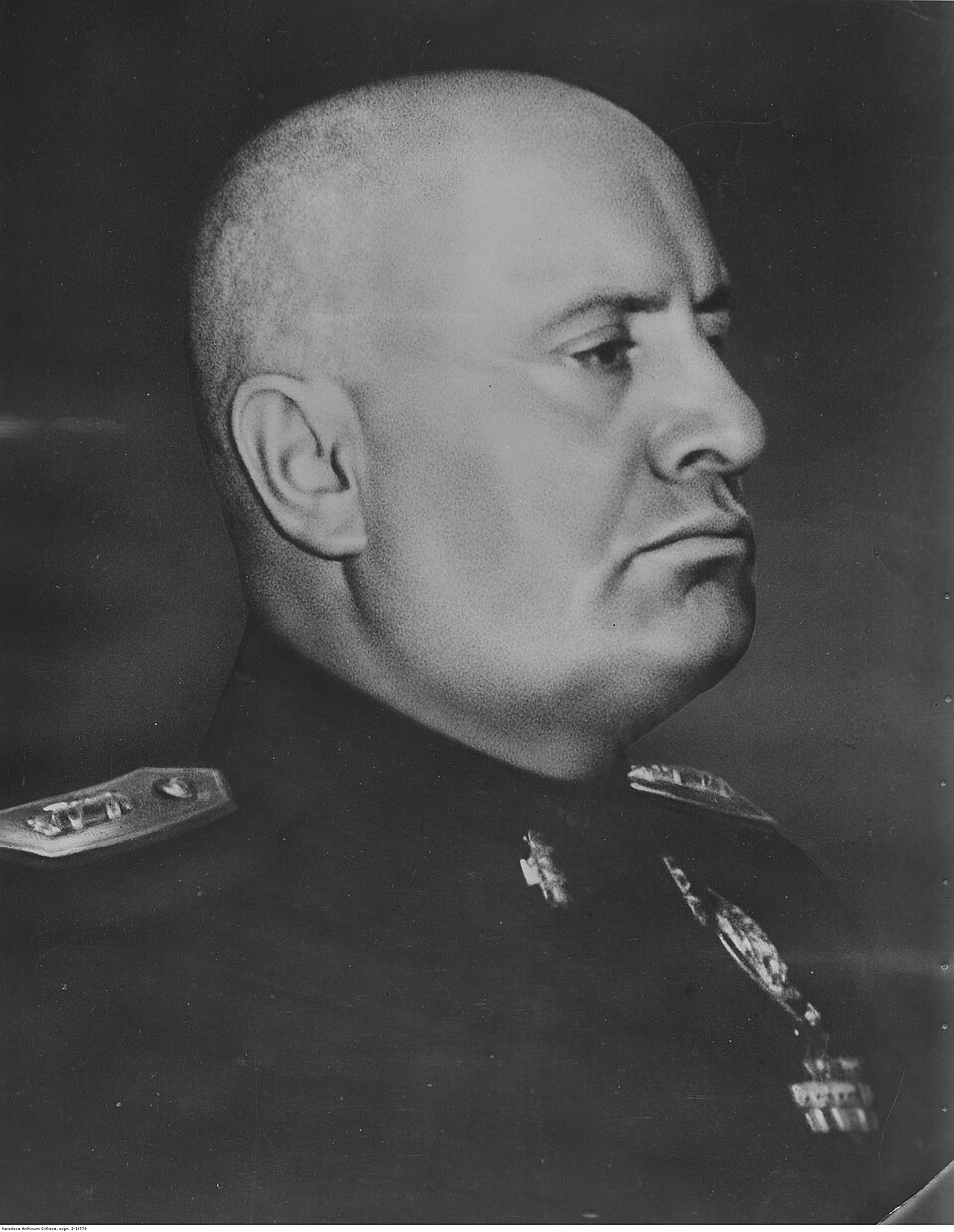 Retrato de Benito Mussolini, líder do fascismo italiano.