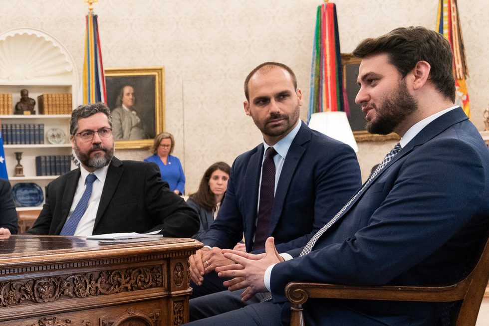 Filipe Martins (à direita) no Salão Oval da Casa Branca, em 2019, ao lado de Eduardo Bolsonaro e do então chanceler Ernesto Araújo.