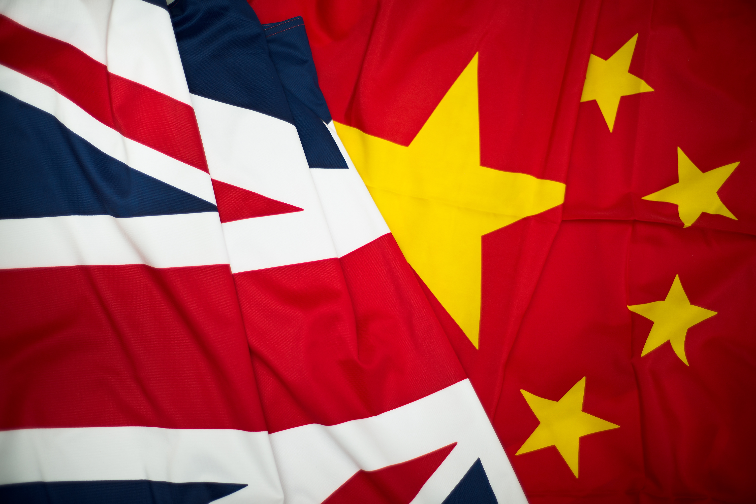 Bandeiras do Reino Unido e da China hasteadas lado a lado, simbolizando o período de transição da soberania de Hong Kong.