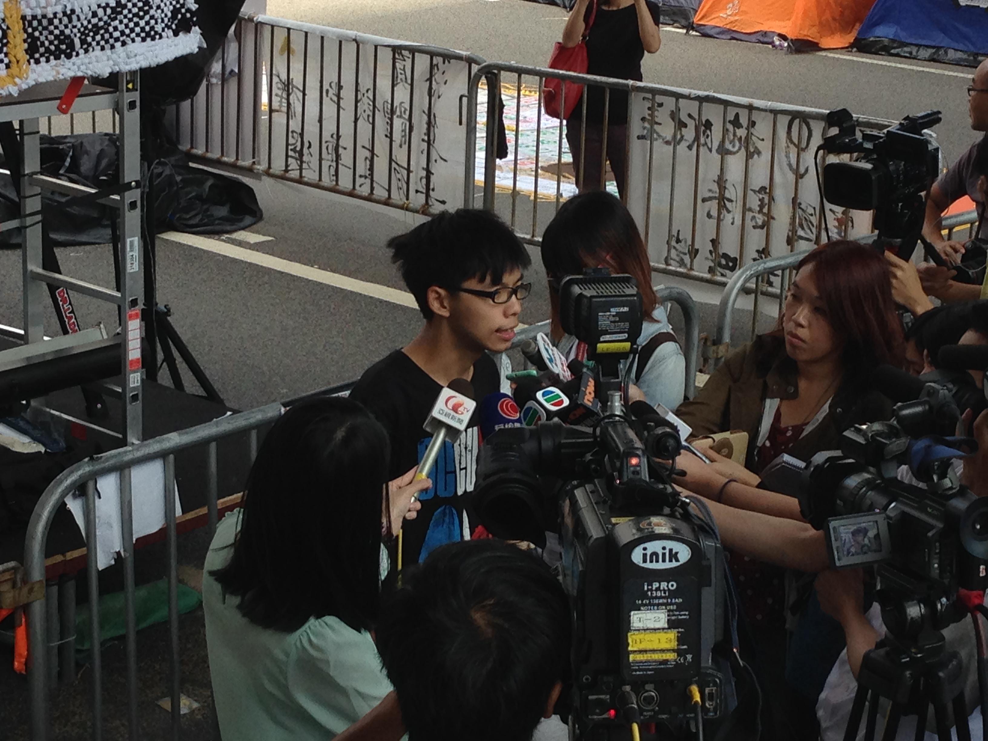 Joshua Wong, aos 17 anos, dando entrevista durante o Movimento dos Guarda-Chuvas em outubro de 2014.