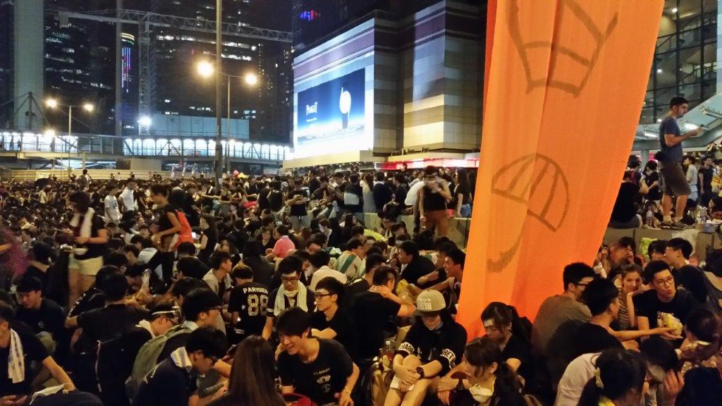 Ocupação noturna da via Harcourt Road em Admiralty, Hong Kong, durante o Movimento dos Guarda-Chuvas em 2014.