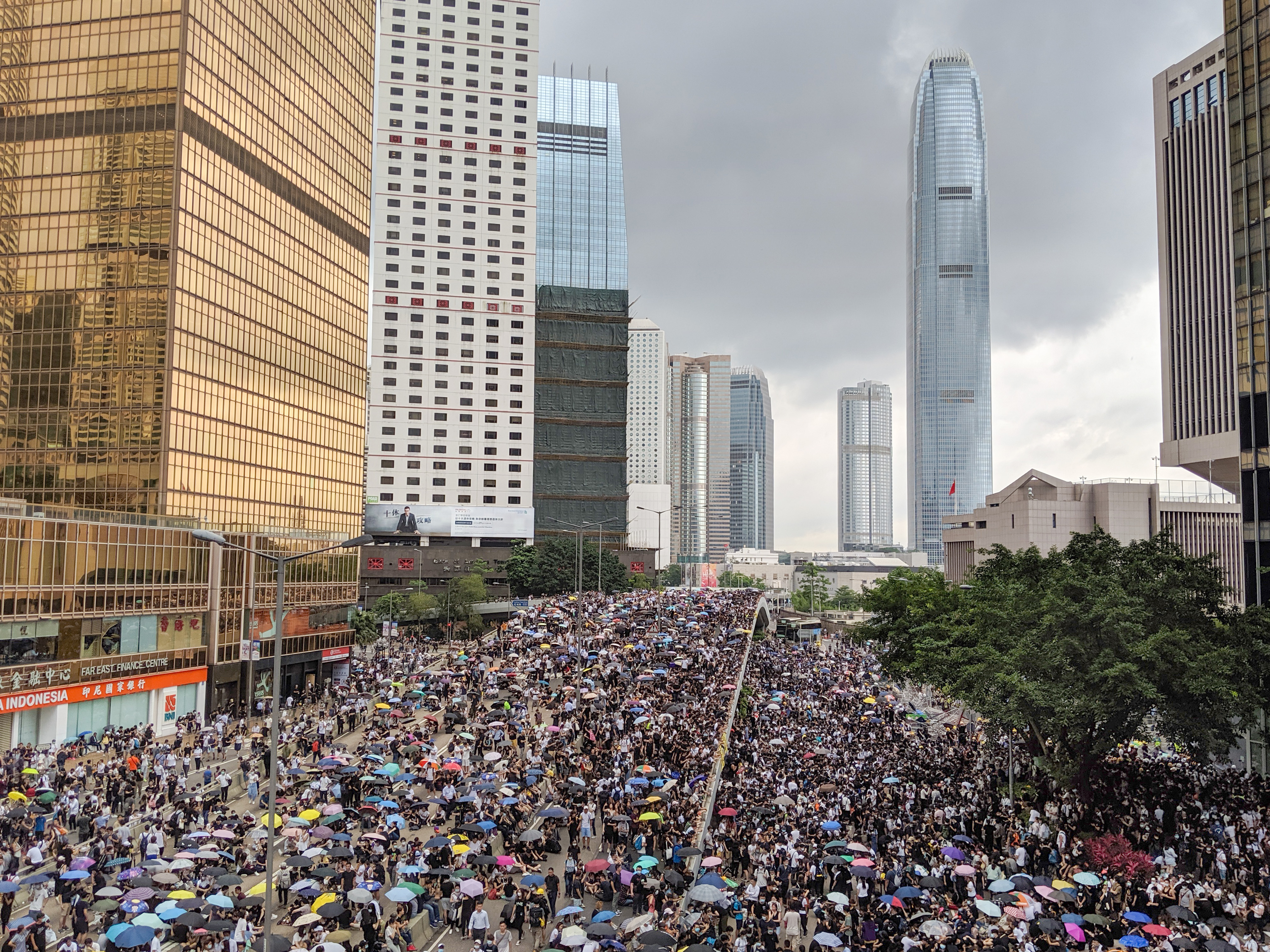 Mar de manifestantes em Hong Kong em junho de 2019, marchando contra a Lei de Extradição.