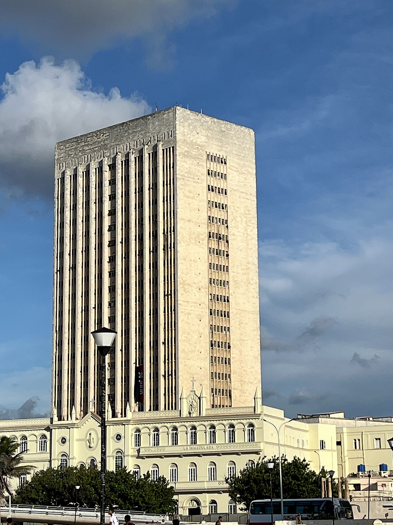 O Hospital Hermanos Ameijeiras, um edifício alto e moderno em Havana, Cuba.