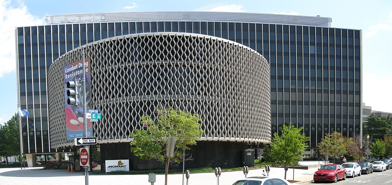 Fachada do edifício-sede da Organização Pan-Americana da Saúde (OPAS/PAHO) em Washington, D.C.