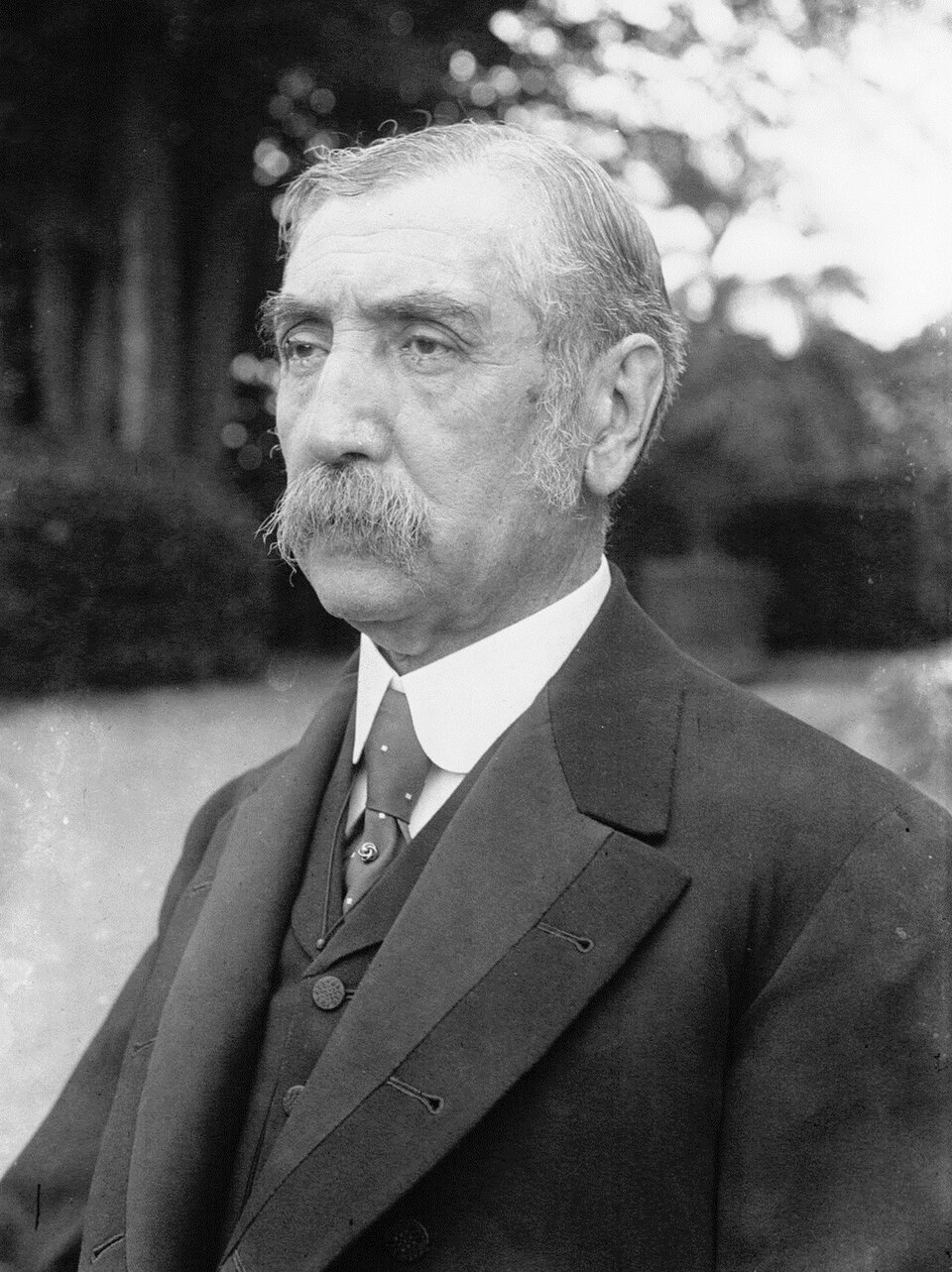 Fotografia de Damat Ferit Pasha, ex-grão-vizir otomano, em 1919.