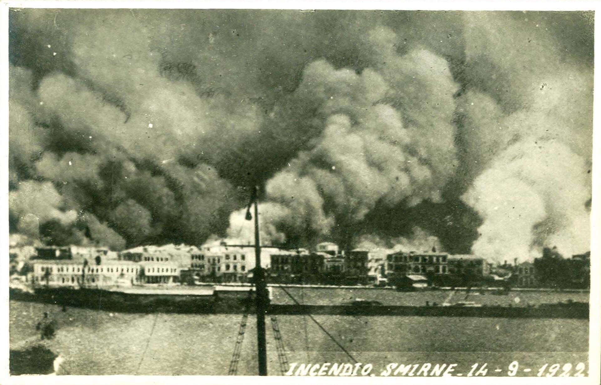 O grande incêndio de Esmirna em setembro de 1922, com a cidade em chamas vista do mar.