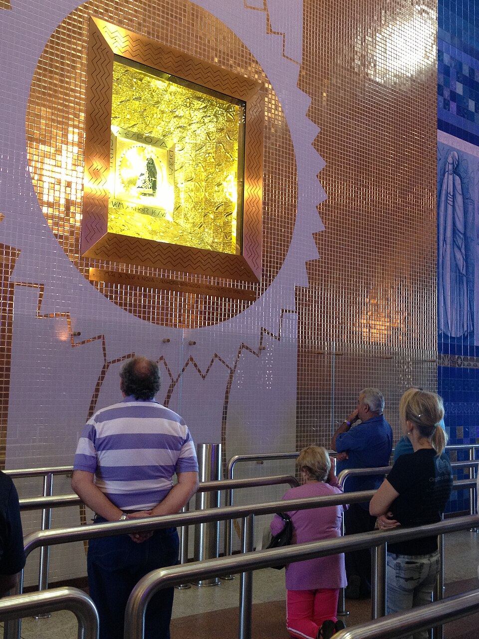 A imagem original de Nossa Senhora Aparecida venerada na basílica