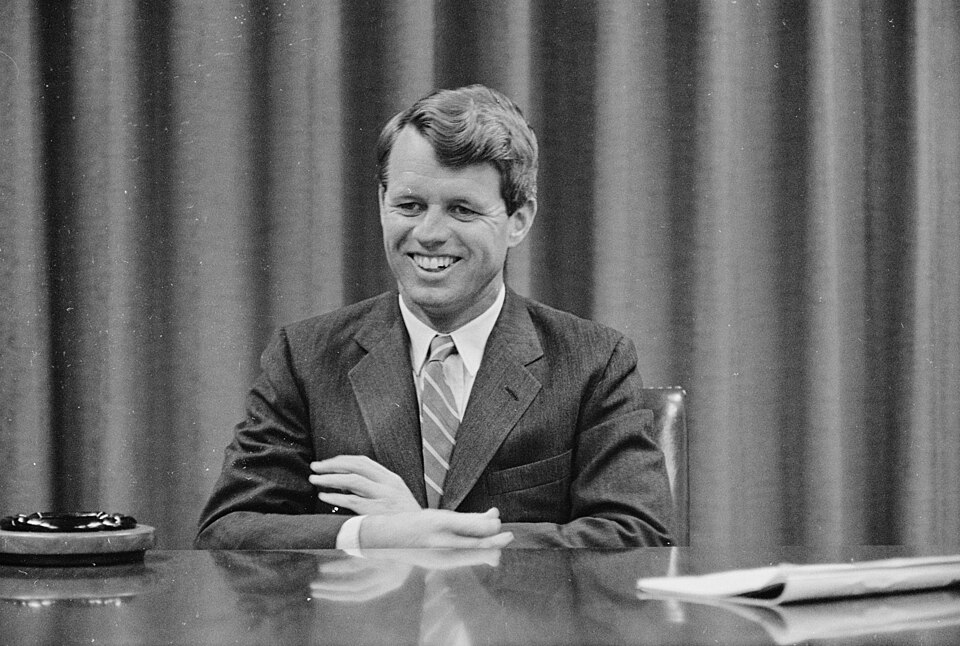 Retrato em preto e branco de Robert F. Kennedy.
