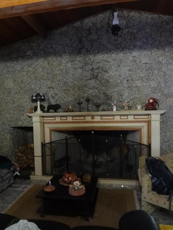 Figura 10 do Laudo 0392/2016 da Polícia Federal — Vista interna da Casa Principal com destaque para a sala de estar e sua lareira.