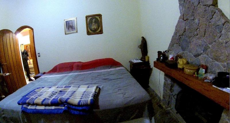Figura 11 do Laudo 0392/2016 da Polícia Federal — Vista interna da Casa Principal com destaque para a suíte 01 e da lareira no interior do cômodo à direita na foto.