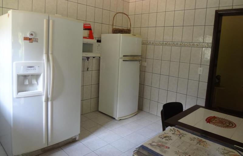 Figura 17 do Laudo 0392/2016 da Polícia Federal — Vista interna da Casa 02 com detalhe para a cozinha e mesa com brasão.