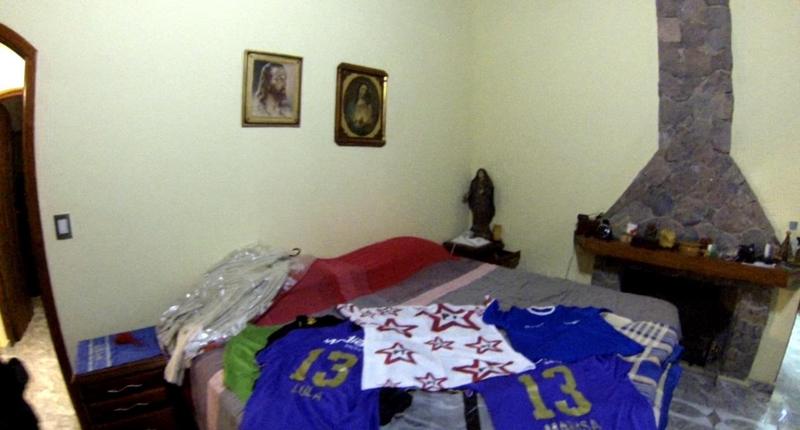 Figura 42 do Laudo 0392/2016 da Polícia Federal — Vista do quarto com detalhe das imagens acima da cama.