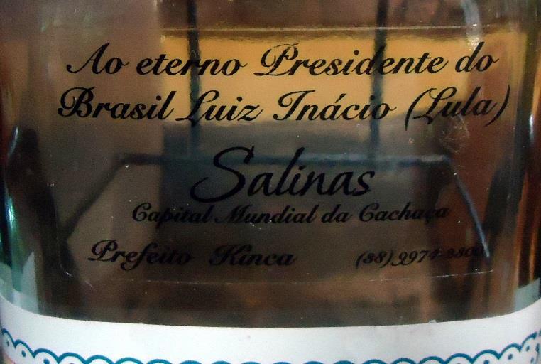 Figura 63 do Laudo 0392/2016 da Polícia Federal — Imagem da garrafa de aguardente e da dedicatória em detalhe.