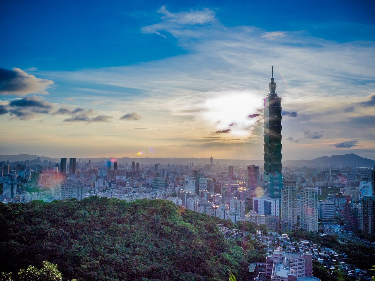 O skyline de Taipé com o Taipei 101 ao pôr do sol — Taiwan, a China original.