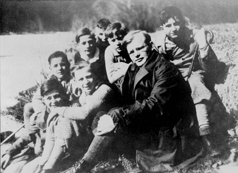 Dietrich Bonhoeffer com seminaristas em Finkenwalde