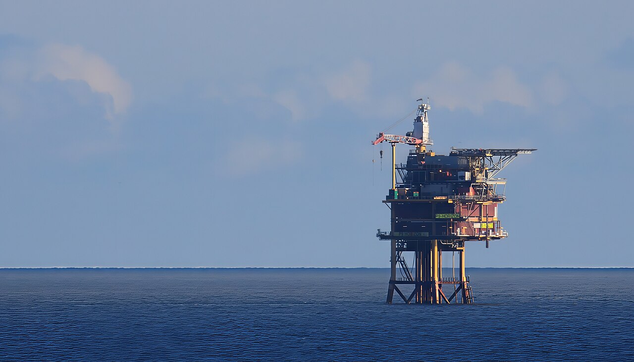 Plataforma de produção de petróleo no mar, estrutura industrial sobre o oceano.
